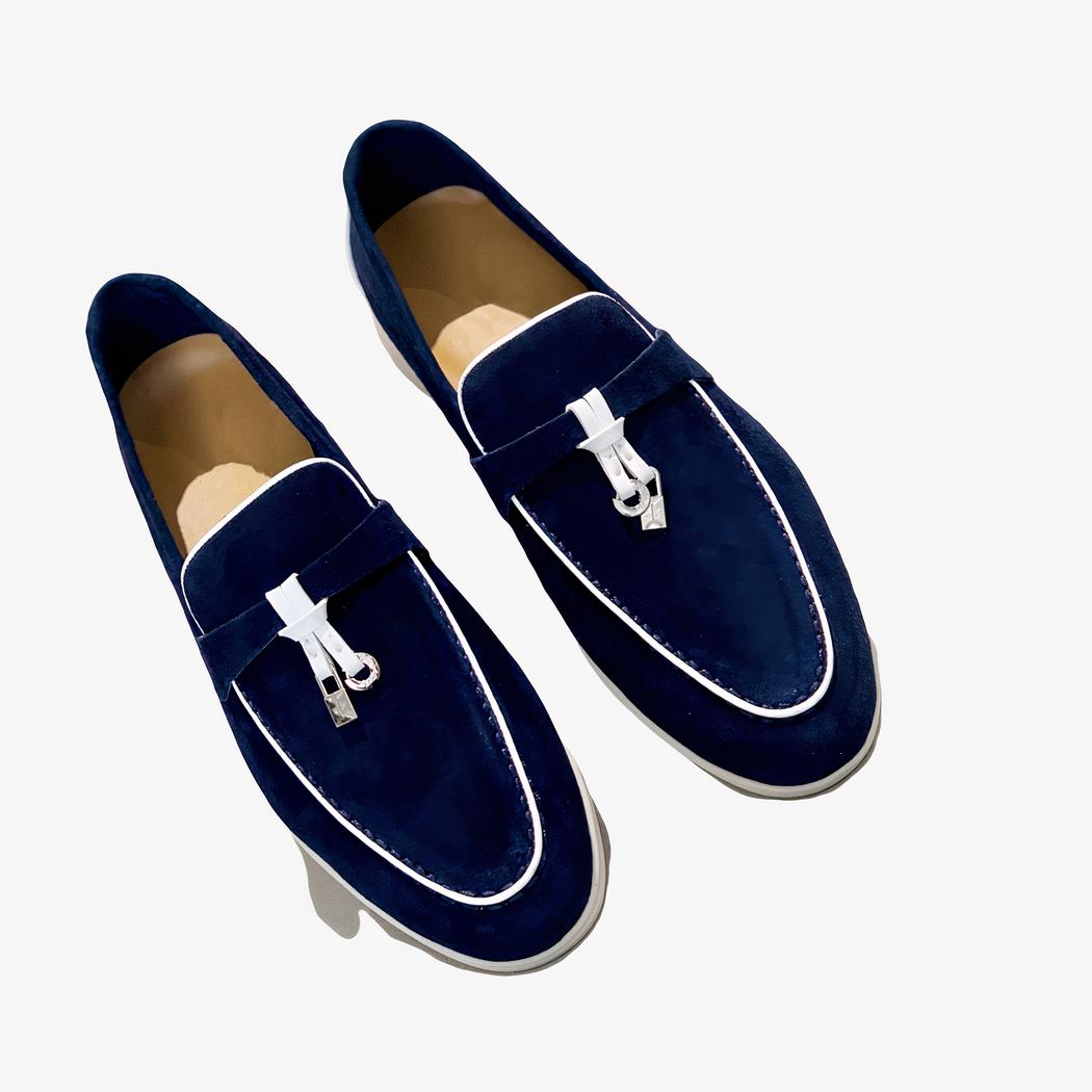 Mocassins à gland ornés de détails élégants pour hommes avec un fond une boîte à chaussures orange