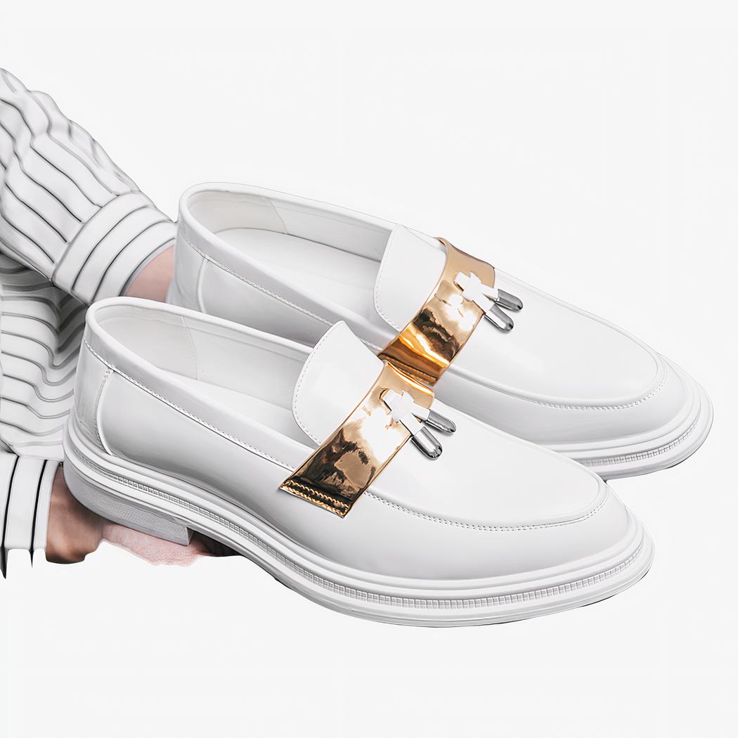 Mocassins à gland en cuir verni blanc pour hommes avec un fond gris et une femme qui tiens les mocassins dans les mains