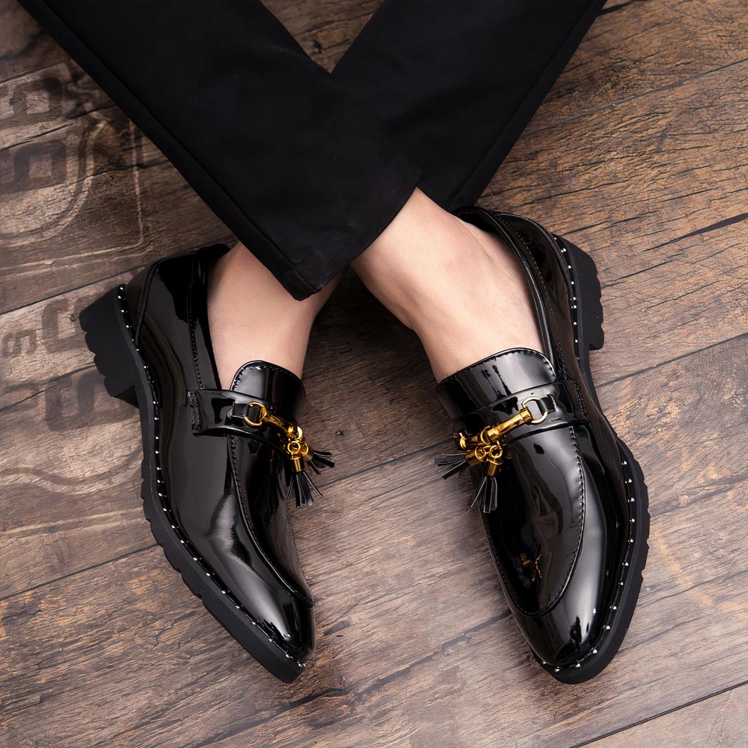 Mocassins à glands vernis à boucle dorée pour homme