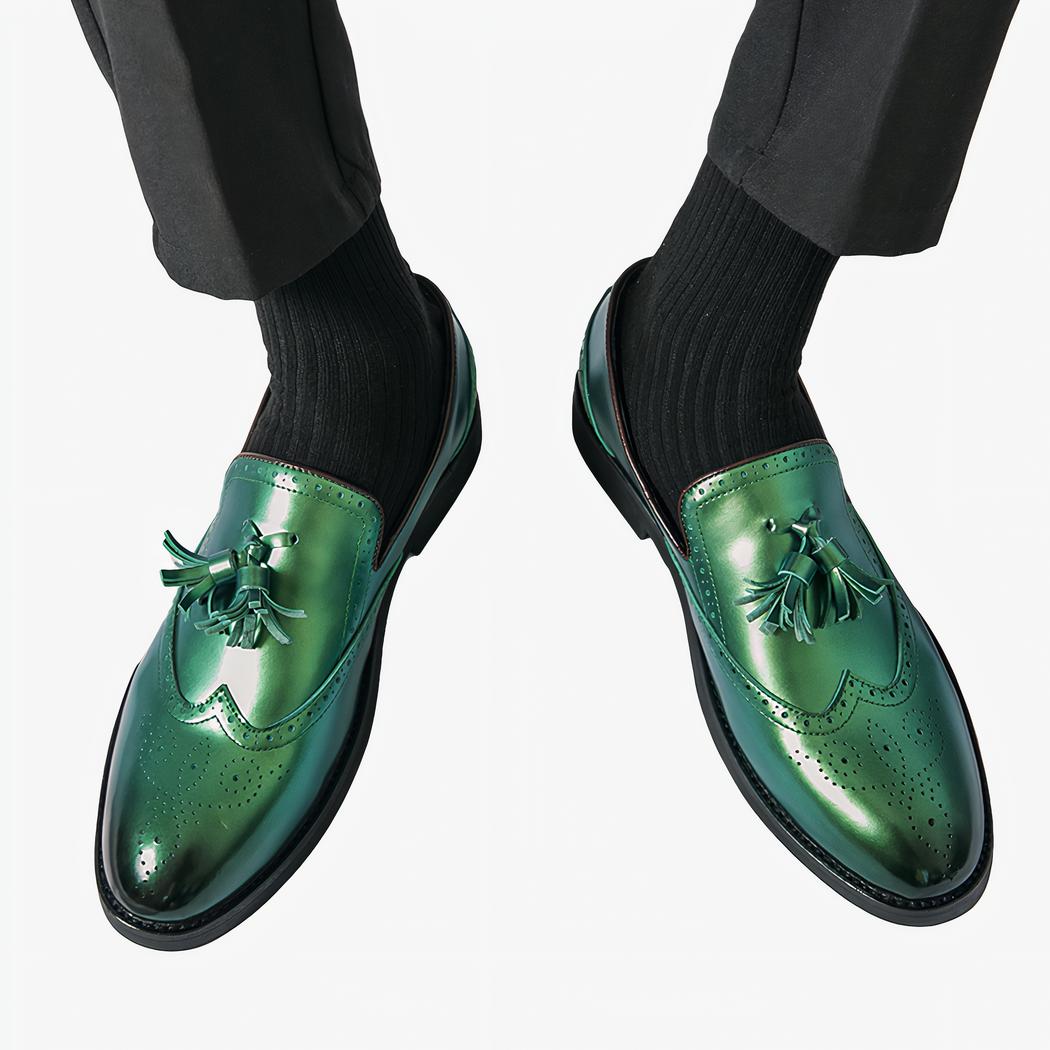Mocassins à gland vert métallique pour hommes avec un fond blanc