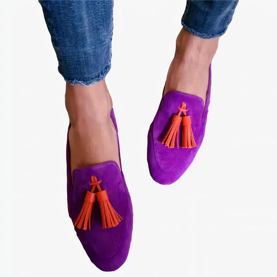 Mocassins pour femme à talons plats, ornés de glands colorés, parfaits pour un style audacieux et confortable.