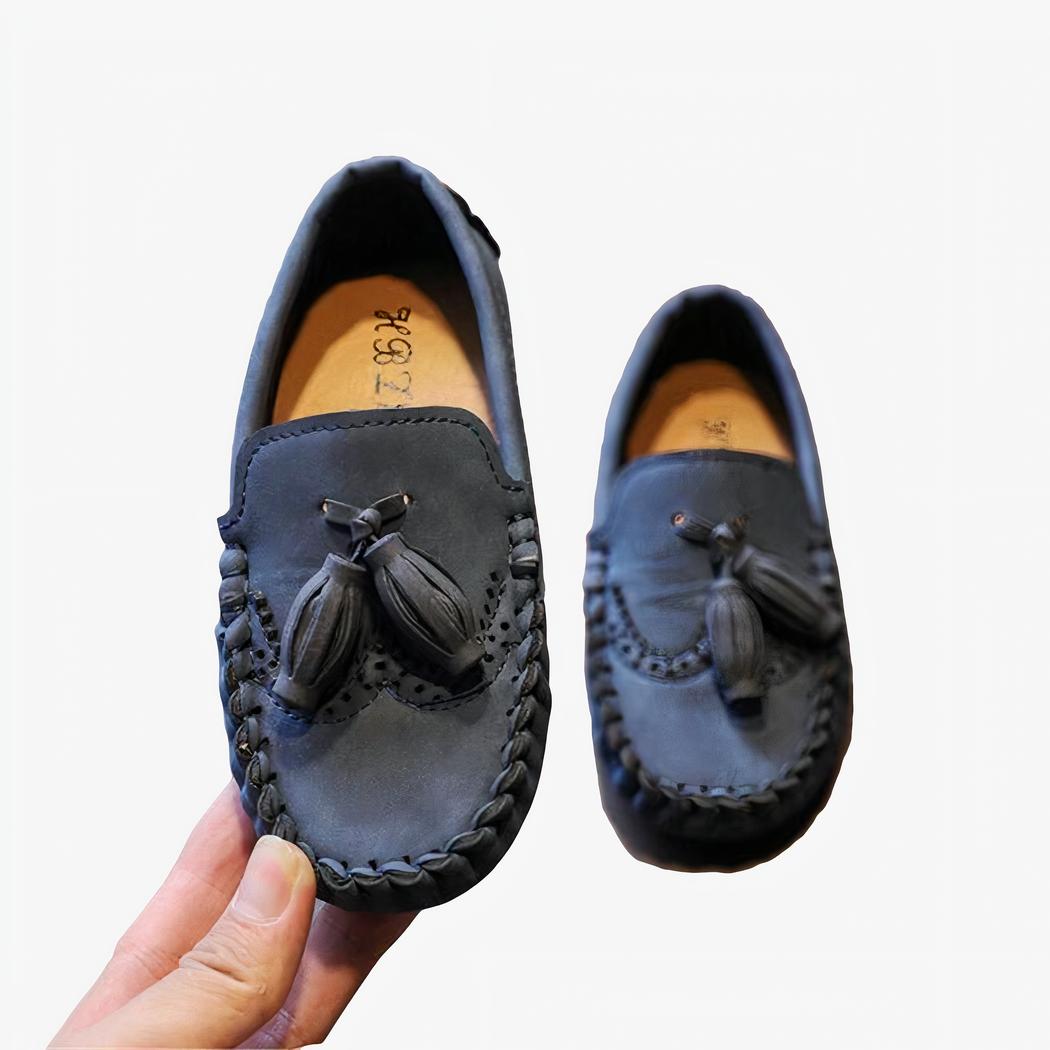 Mocassins à glands élégants pour garçons avec un fond beige