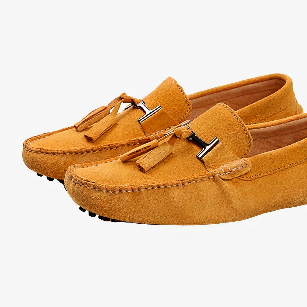 Paire de mocassins jaunes avec un pompon dessus