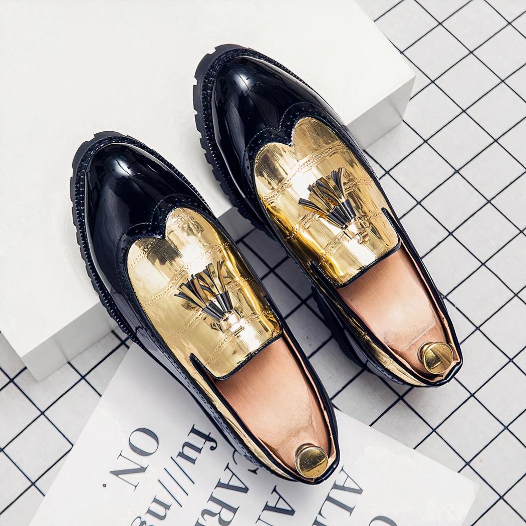 Mocassins à glands dorés à semelle épaisse pour hommes avec un fond en bois