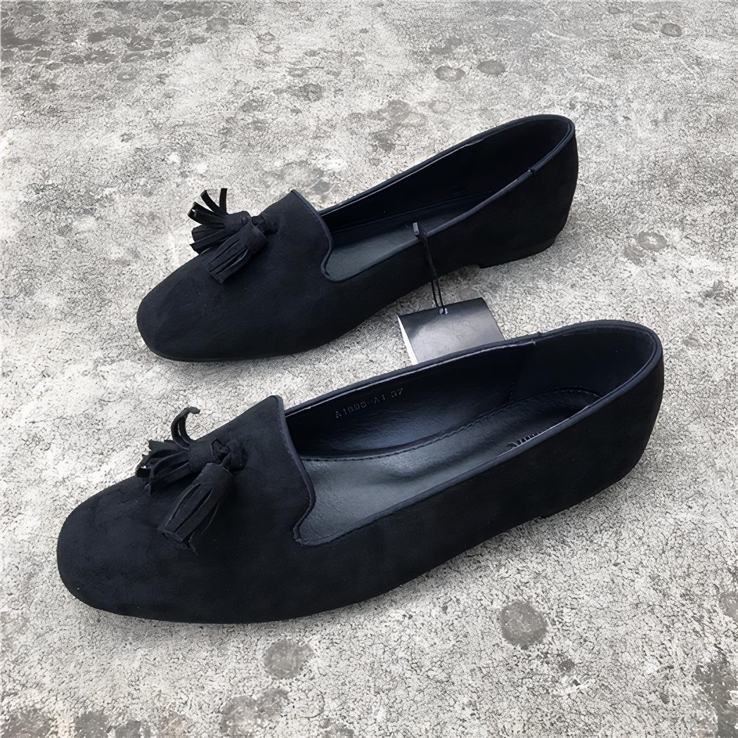 Mocassins à glands noirs effet daim pour femme