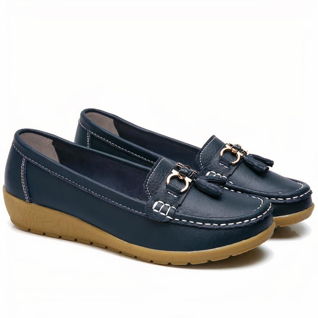 Photo d'une paire de mocassins bleue sur fond blanc