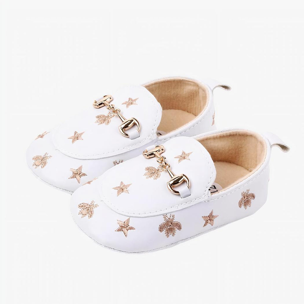 Mocassin en faux cuir blanc avec des motif étoile et un anneau sur le milieu