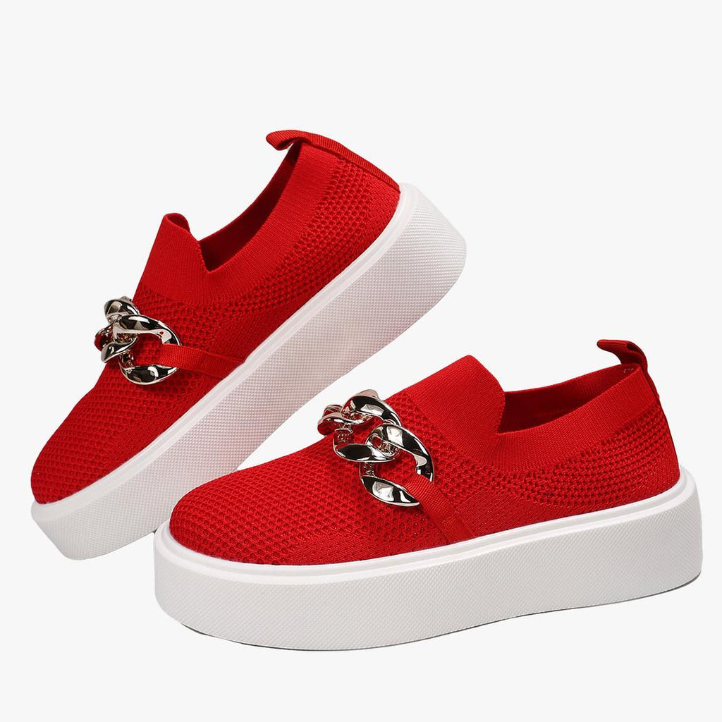 Photo de mocassins à plateforme rouge avec une chaine métallique