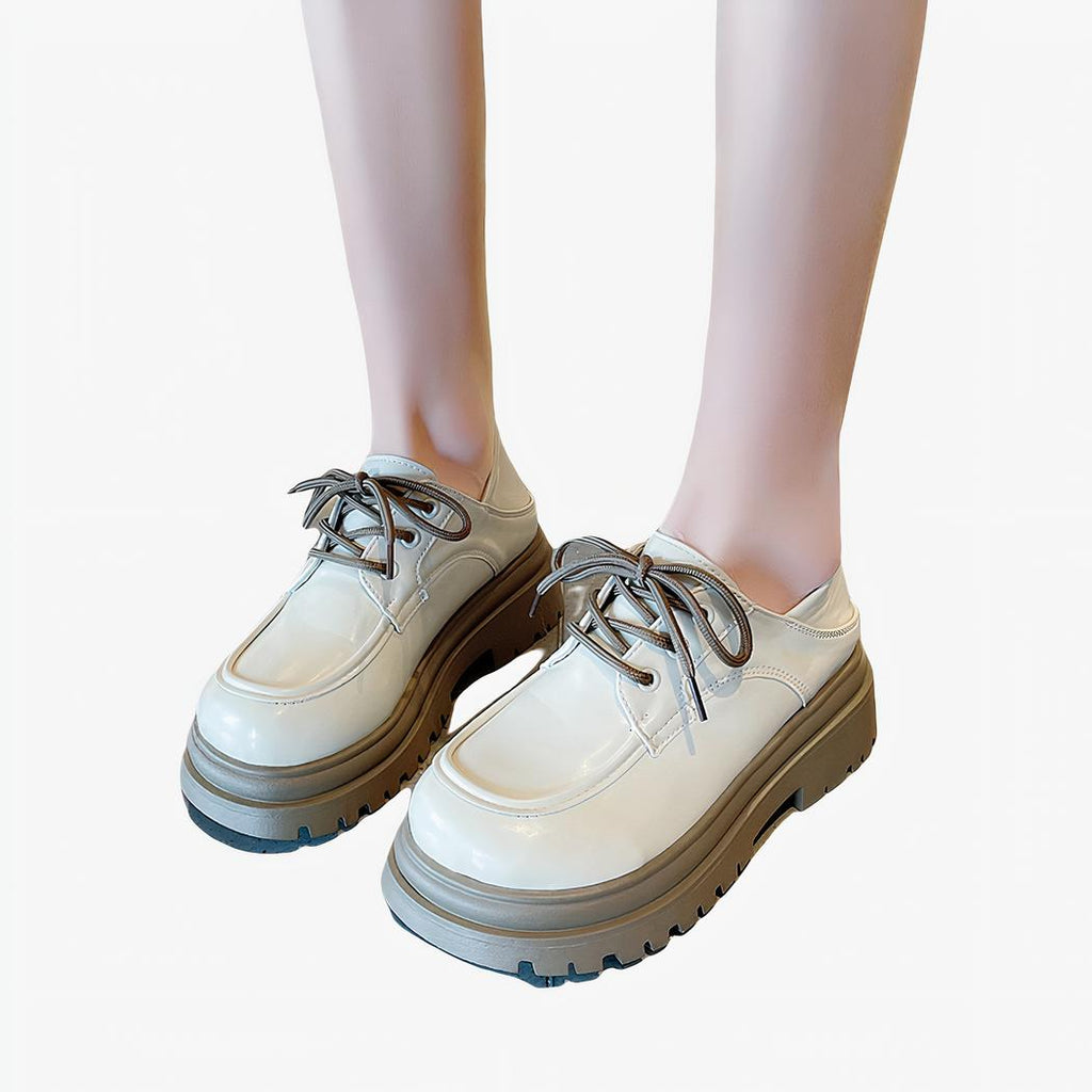 Mocassins à plateforme à lacets pour femmes beige avec un fond une femme qui porte les mocassins