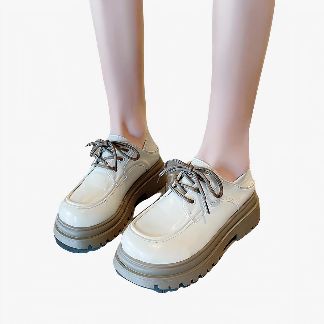 Mocassins à plateforme à lacets pour femmes beige avec un fond une femme qui porte les mocassins