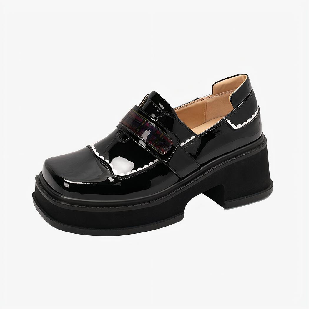 Mocassins à plateforme avec un design original pour femmes avec un fond blanc