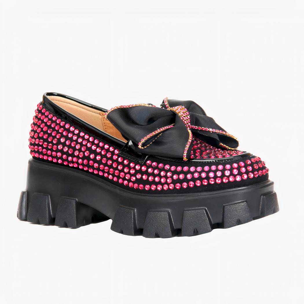 Mocassins à plateforme avec un papillon orné de strass rose pour femmes avec un fond blanc