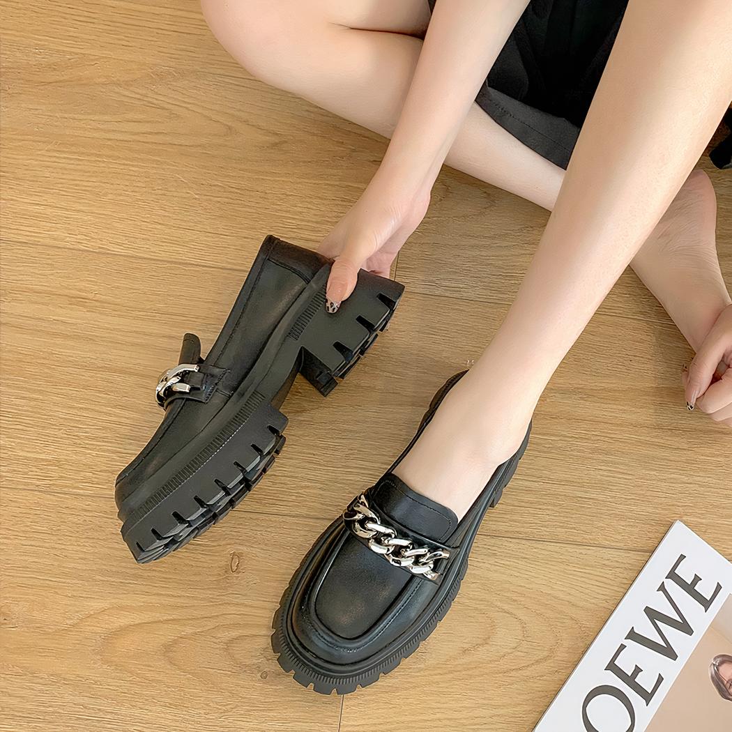 Mocassins à plateforme avec une chaîne argentée pour femmes