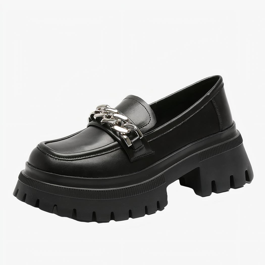 Mocassins à plateforme avec une chaîne argentée pour femmes avec un fond blanc