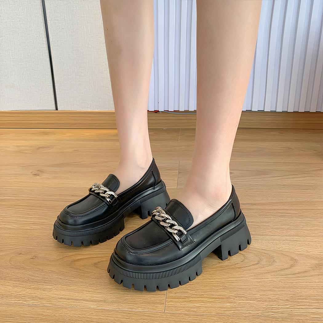 Mocassins à plateforme avec une chaîne argentée pour femmes