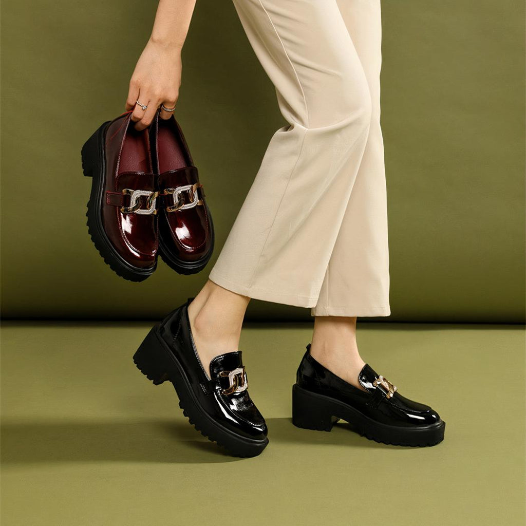 Mocassins à plateforme avec une chaîne dorée étincelante pour femmes