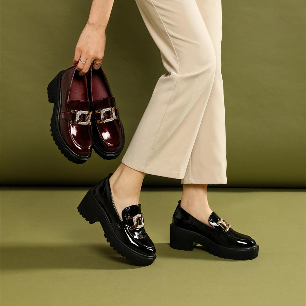 Mocassins à plateforme avec une chaîne dorée étincelante pour femmes