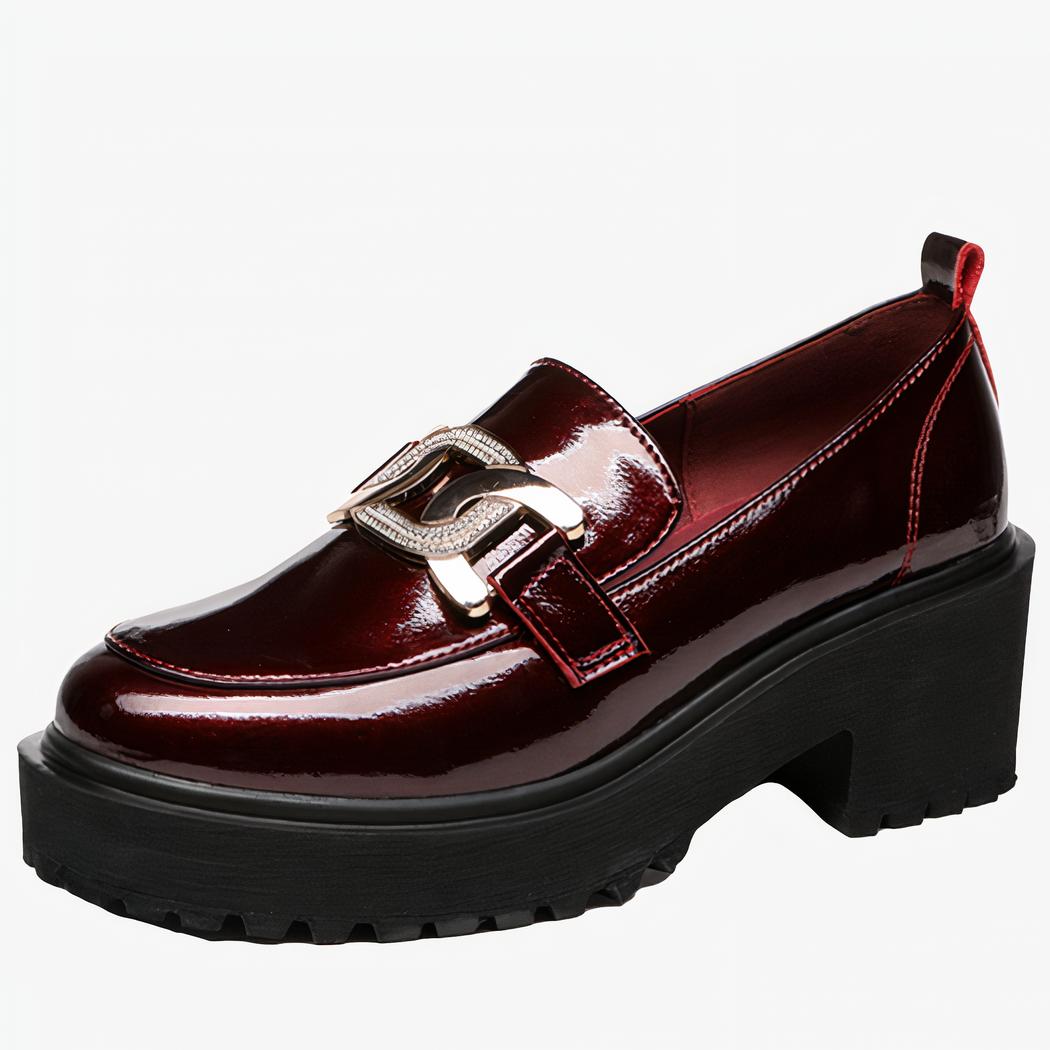 Mocassins à plateforme avec une chaîne dorée étincelante pour femmes avec un fond blanc