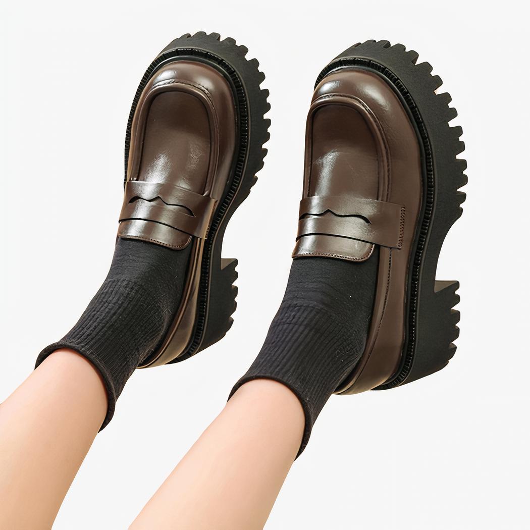 Mocassins à plateforme en cuir marron pour femmes avec un fond beige