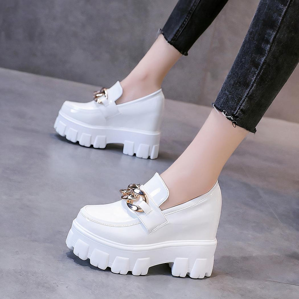 Mocassins à plateforme en cuir verni avec chaîne dorée pour femmes