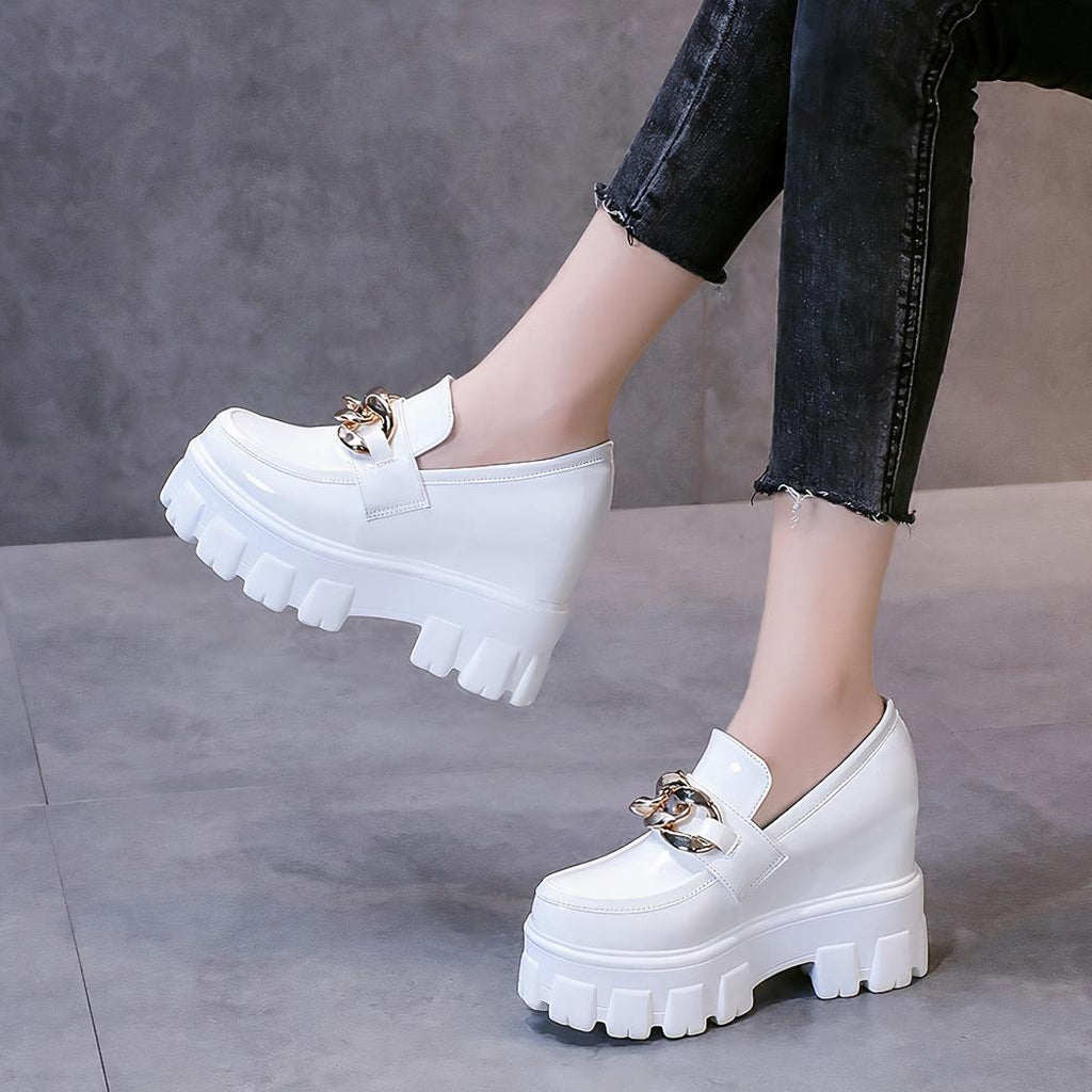 Mocassins à plateforme en cuir verni avec chaîne dorée pour femmes