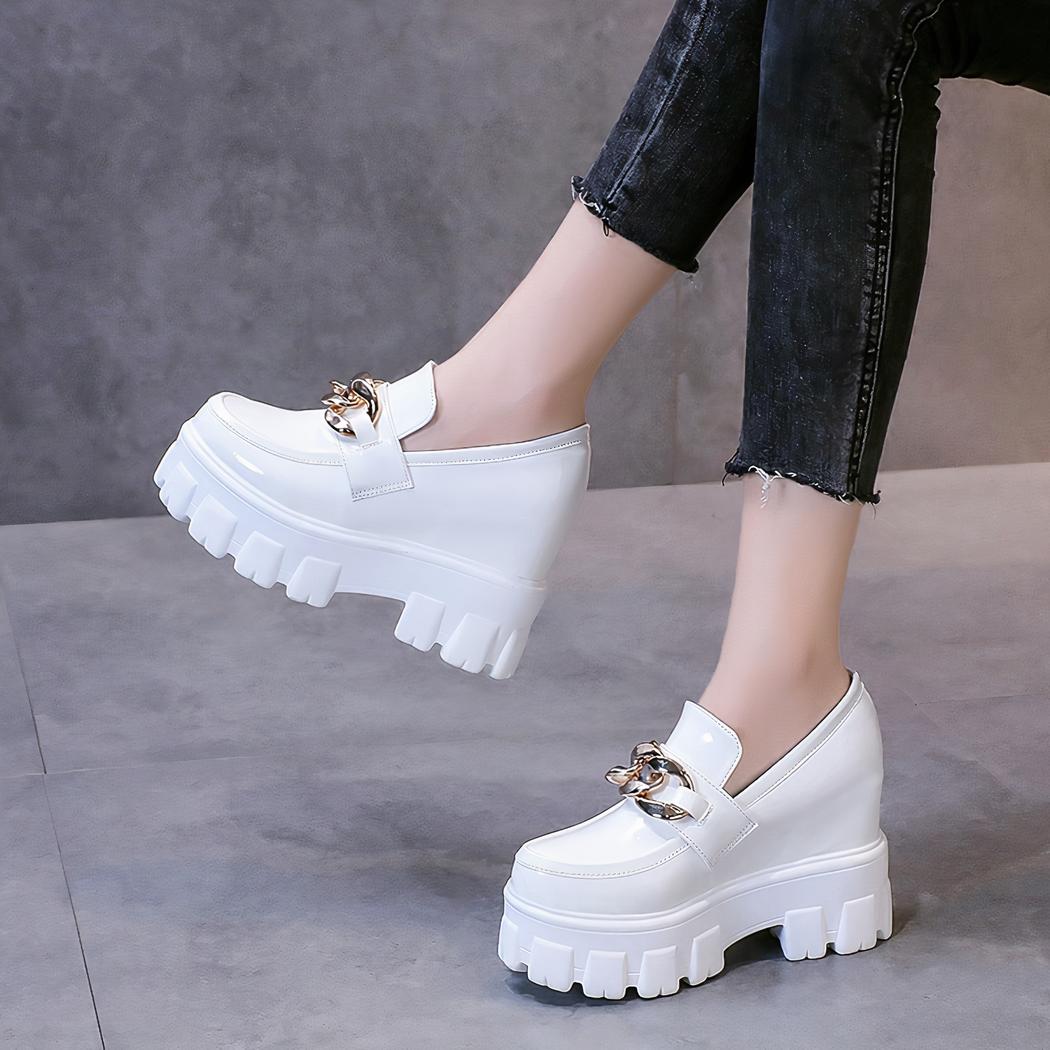 Mocassins à plateforme en cuir verni avec chaîne dorée pour femmes