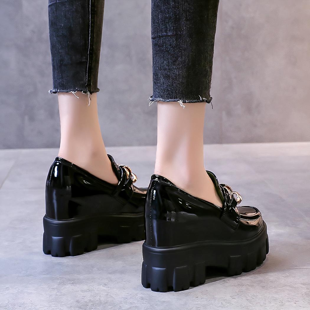Mocassins à plateforme en cuir verni avec chaîne dorée pour femmes
