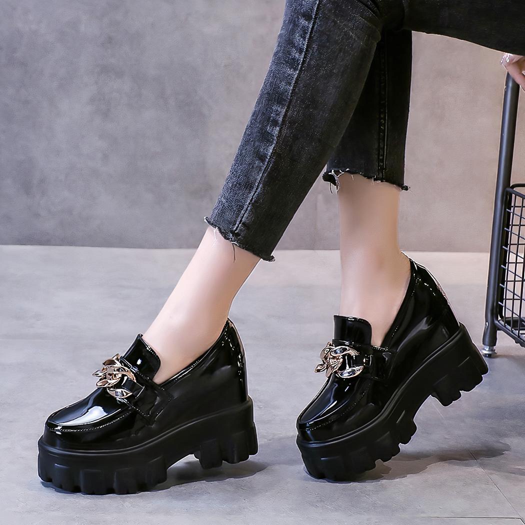 Mocassins à plateforme en cuir verni avec chaîne dorée pour femmes
