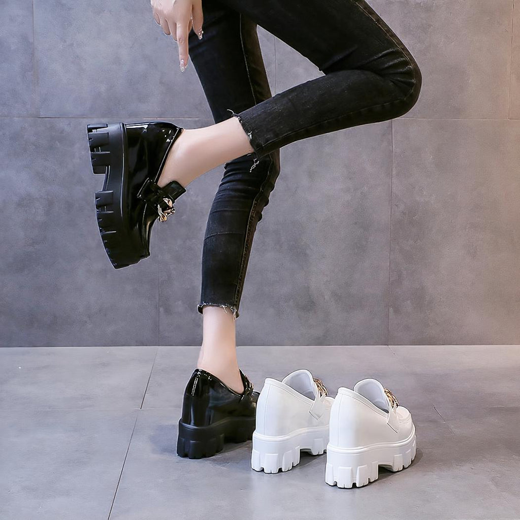Mocassins à plateforme en cuir verni avec chaîne dorée pour femmes