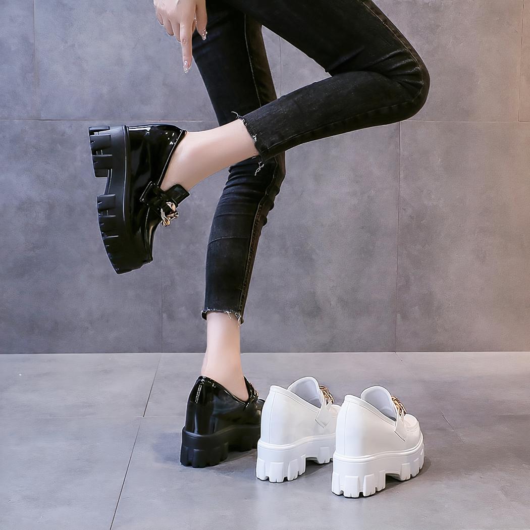 Mocassins à plateforme en cuir verni avec chaîne dorée pour femmes