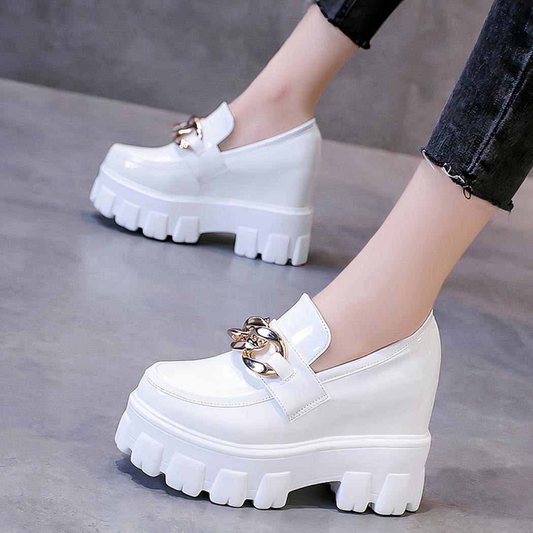 Mocassins à plateforme en cuir verni avec chaîne dorée pour femmes