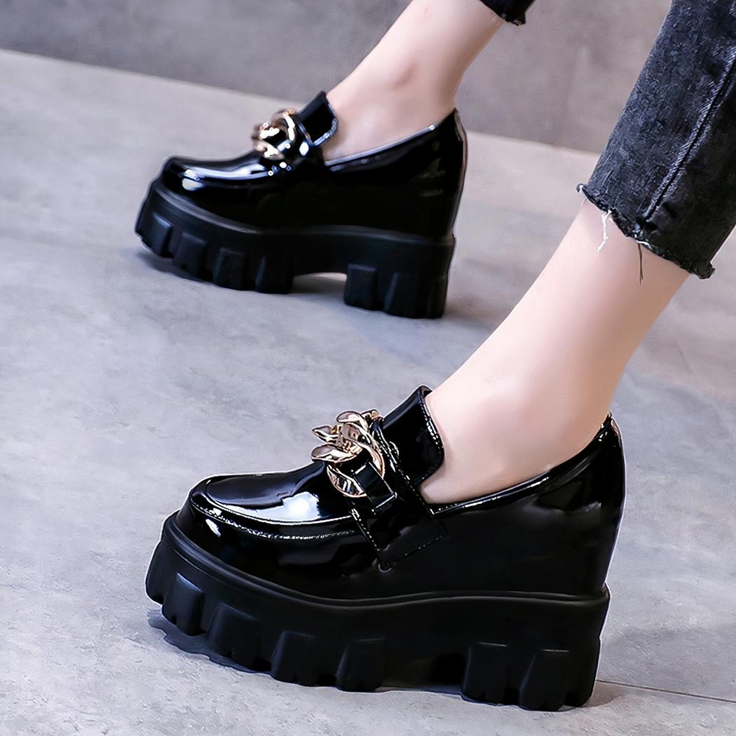 Mocassins à plateforme en cuir verni avec chaîne dorée pour femmes
