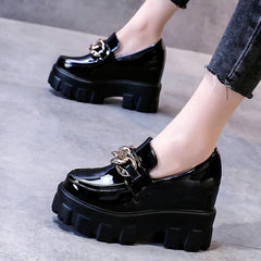 Mocassins à plateforme en cuir verni avec chaîne dorée pour femmes, Noir