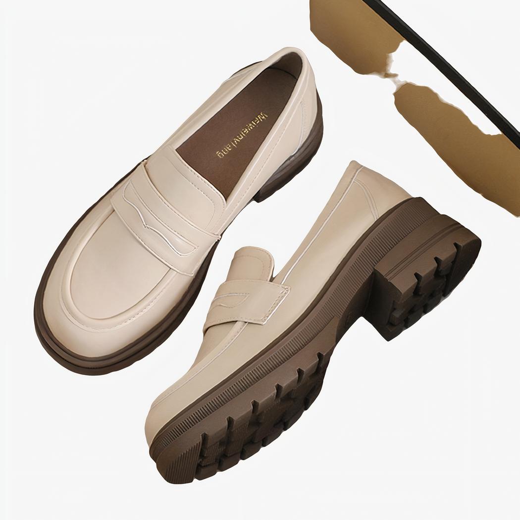 Mocassins à plateforme en cuir beige pour femmes avec un fond, une boite à chaussures