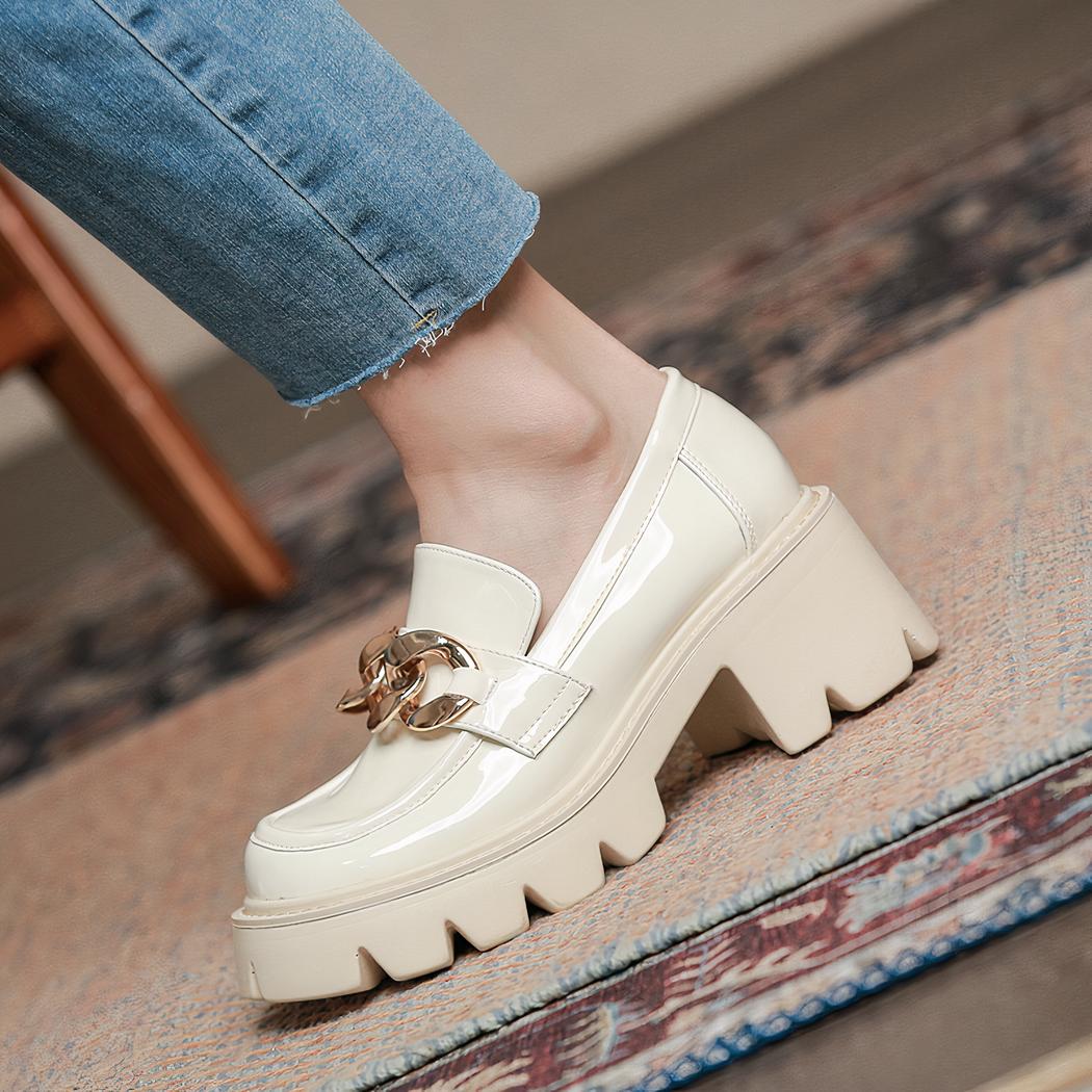 Mocassins à talons en cuir vernis avec détail chaîne dorée