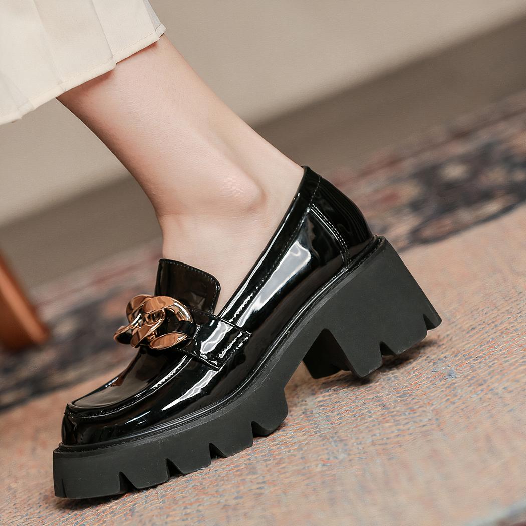 Mocassins à talons en cuir vernis avec détail chaîne dorée