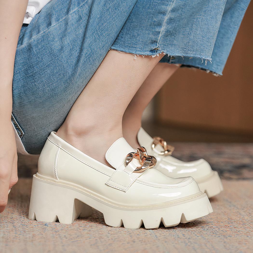 Mocassins à talons en cuir vernis avec détail chaîne dorée
