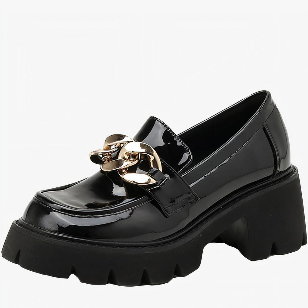 Mocassins à plateforme en cuir vernis avec un détails une chaîne dorée pour femmes noir avec un fond blanc