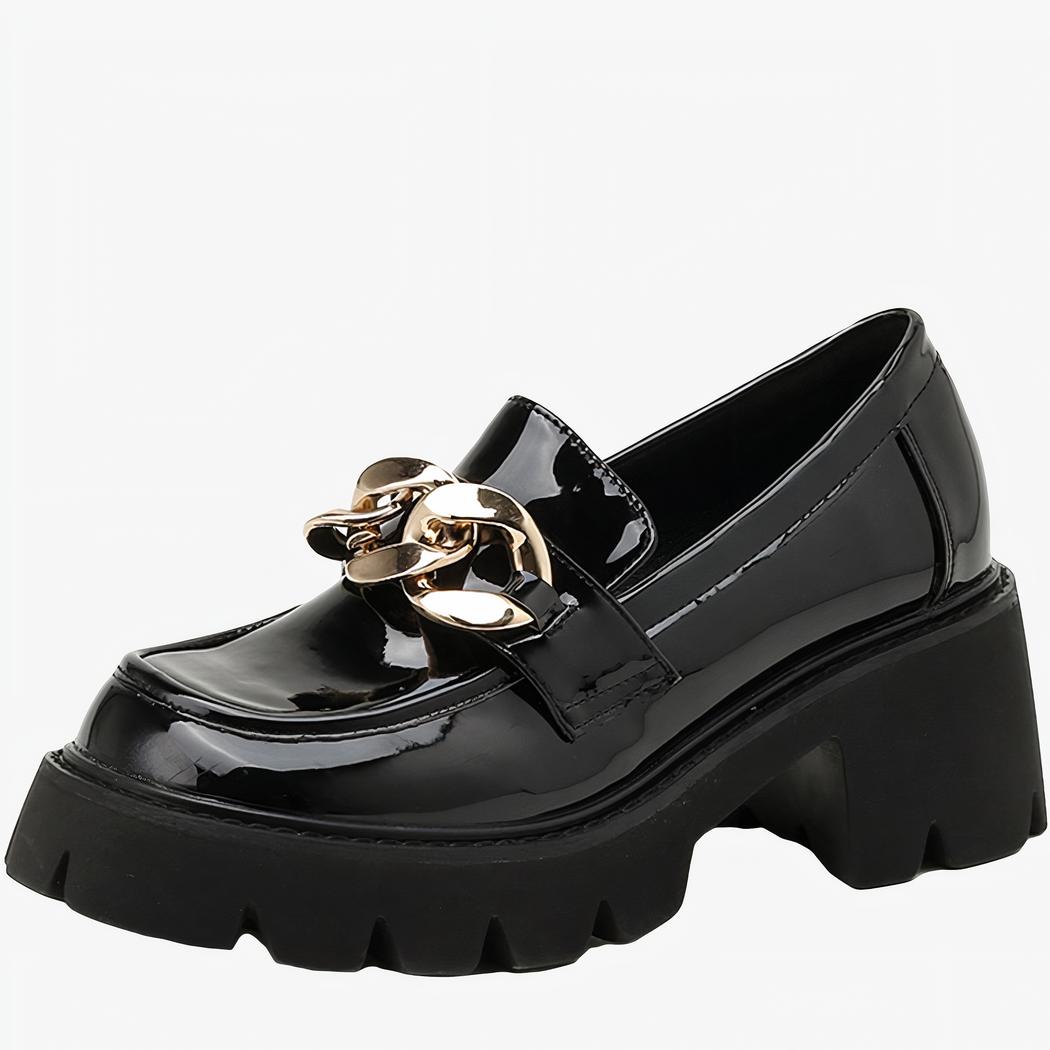 Mocassins à plateforme en cuir vernis avec un détails une chaîne dorée pour femmes noir avec un fond blanc