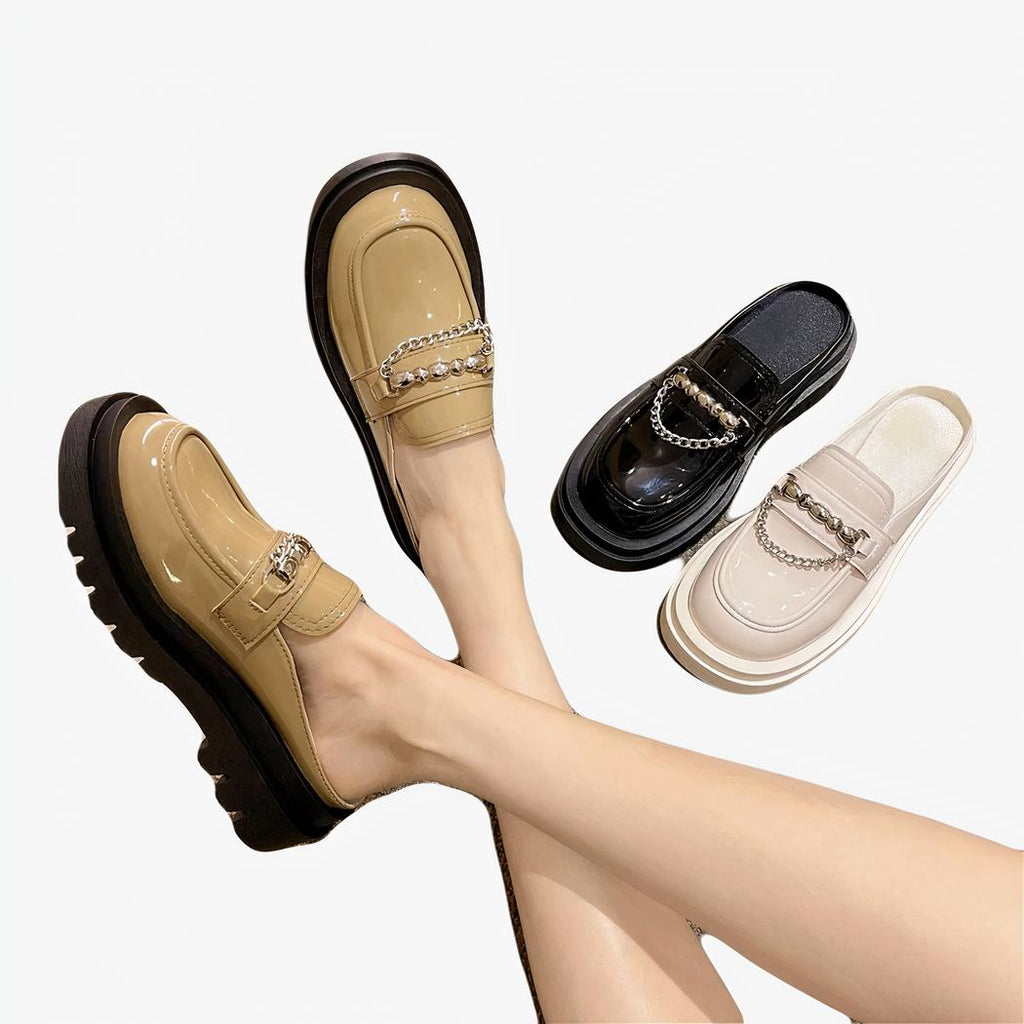 Photo montrant les jambes d'une femme portant des mocassins beiges aux pieds, avec à côté deux chaussures beige et noire.