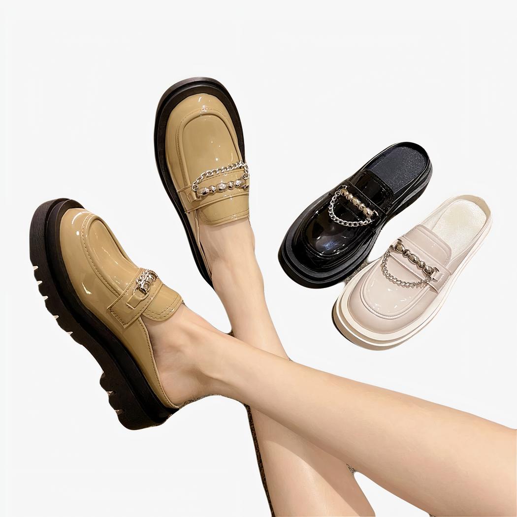 Photo montrant les jambes d'une femme portant des mocassins beiges aux pieds, avec à côté deux chaussures beige et noire.