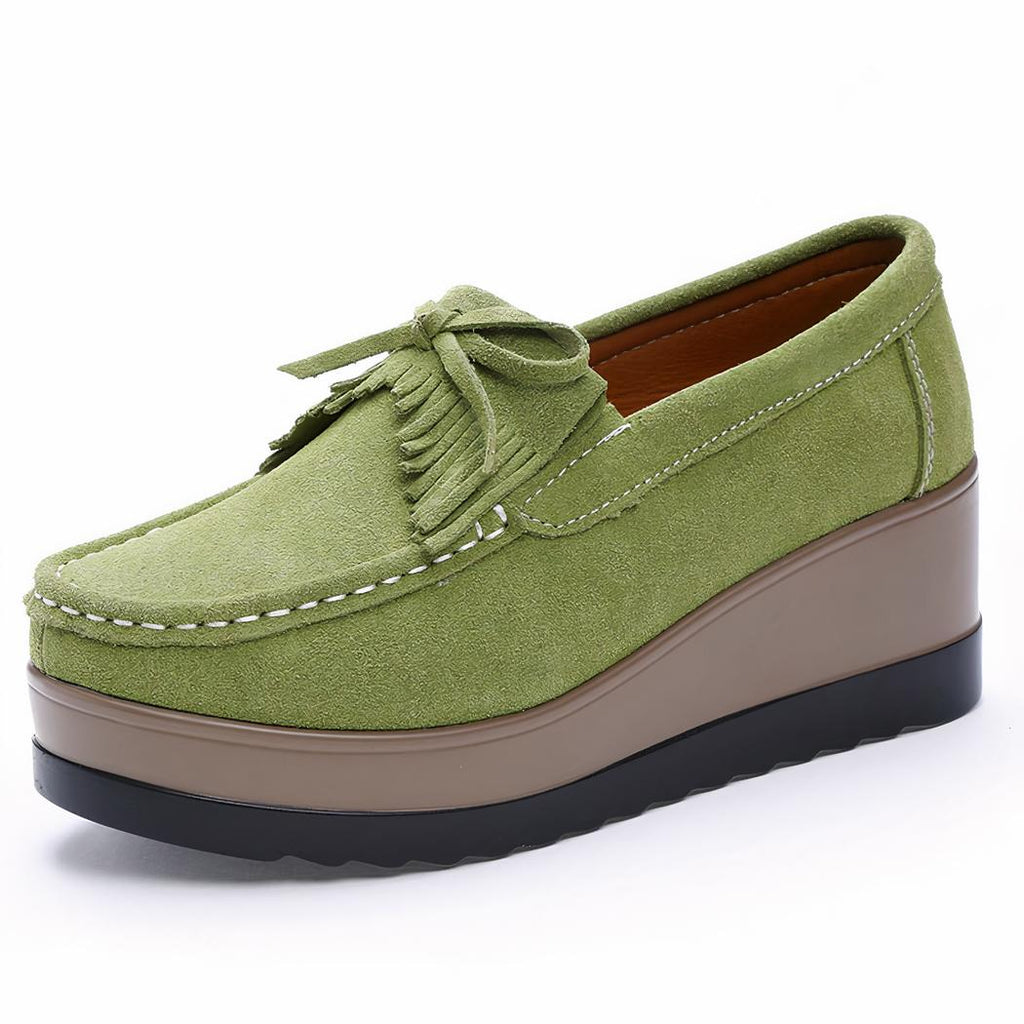 Photo d'un mocassin à plateforme vert sur fond blanc