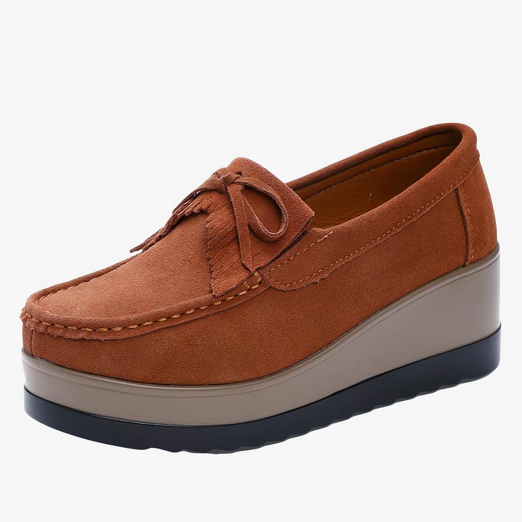 Mocassin marron à plateforme sur fond blanc.