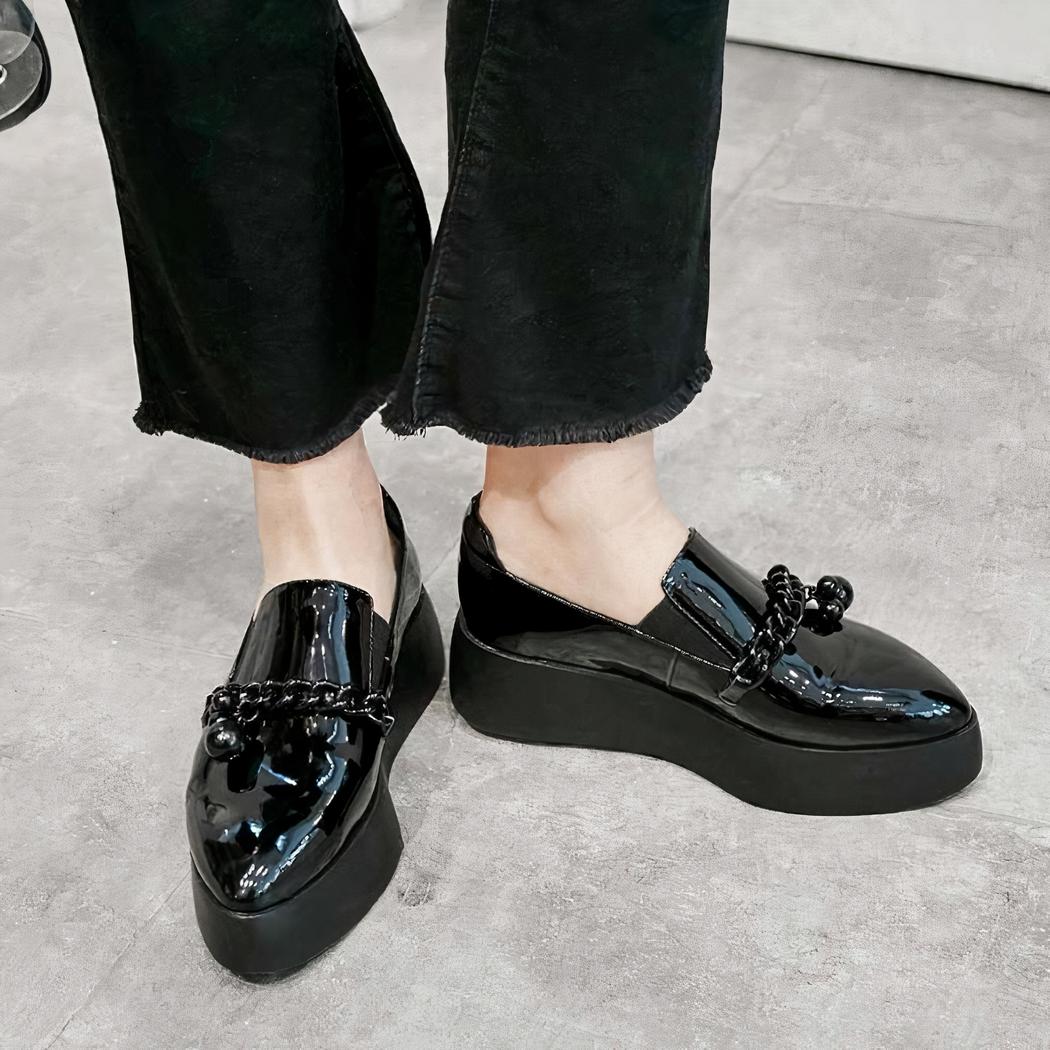 Mocassins à plateforme vernis avec chaîne métallique décorative