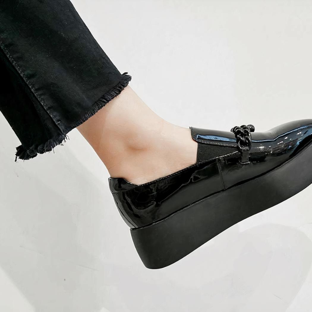 Mocassins à plateforme vernis avec chaîne métallique décorative