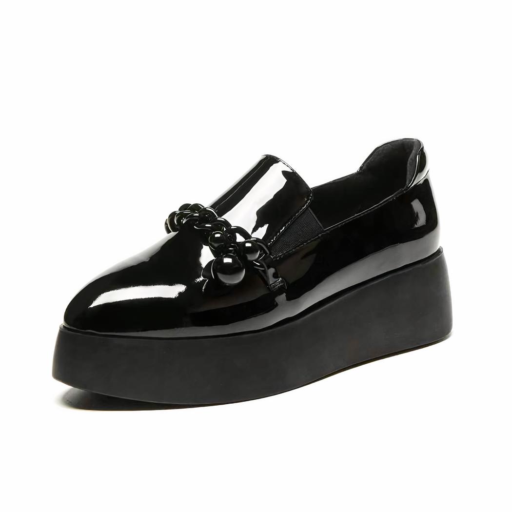 Mocassins à plateforme vernis avec chaîne métallique décorative