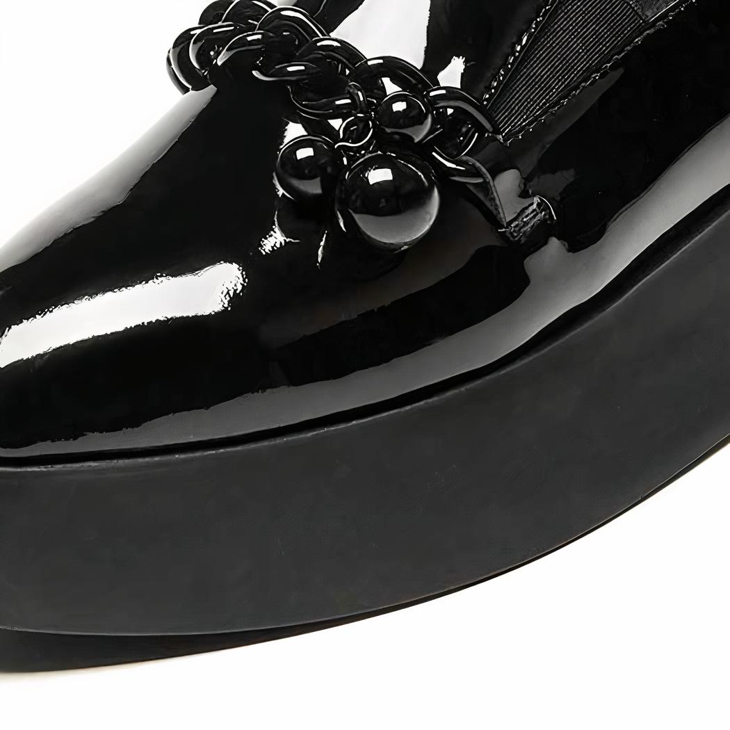Mocassins à plateforme vernis avec chaîne métallique décorative