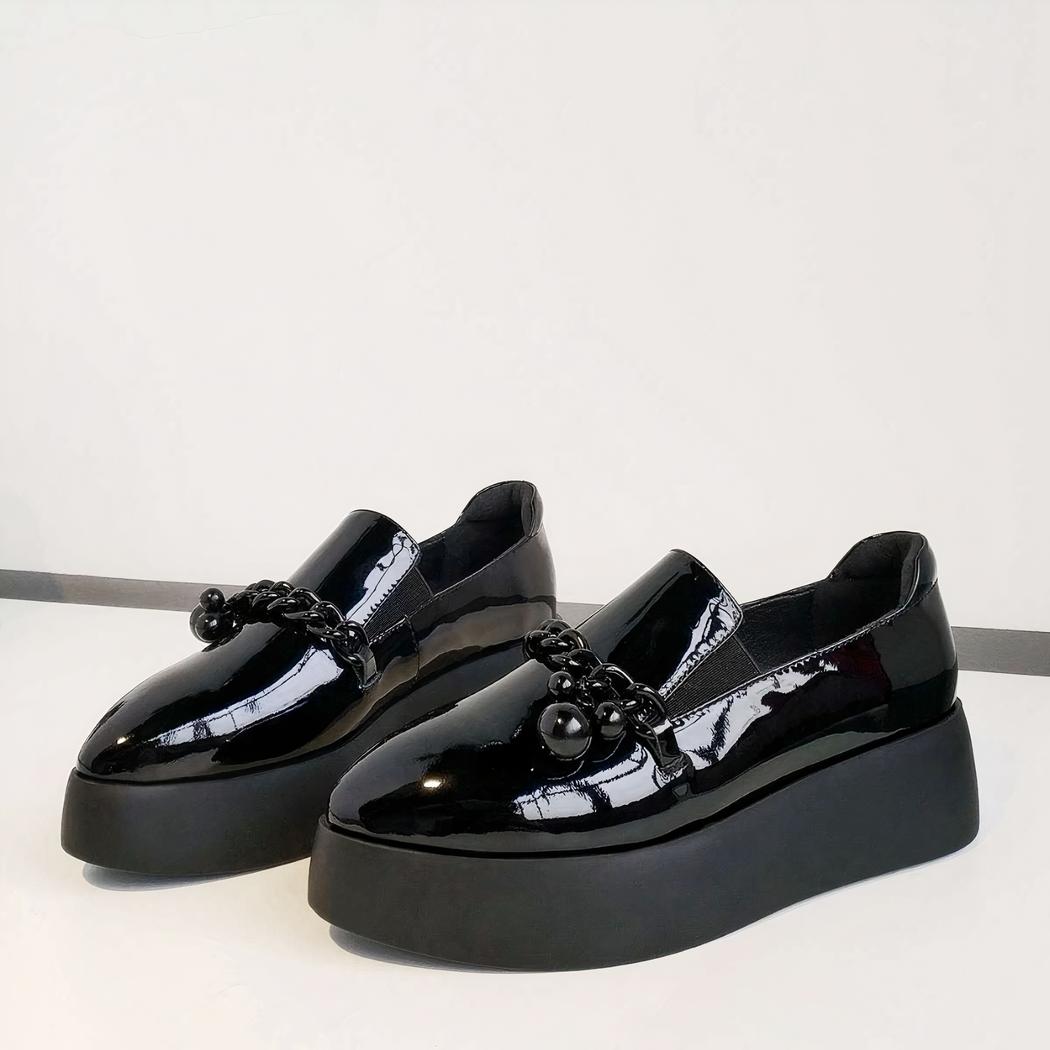 Mocassins à plateforme vernis avec chaîne métallique décorative