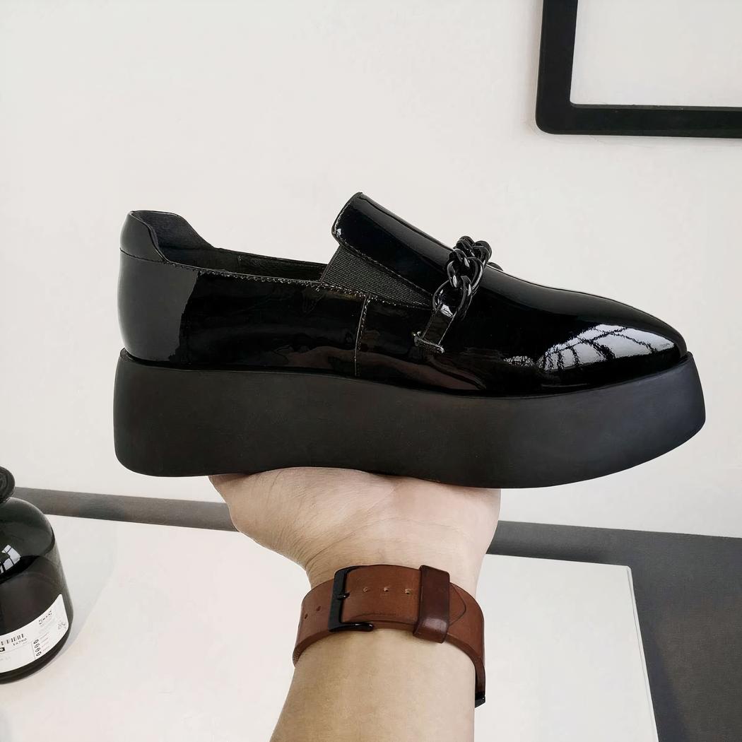 Mocassins à plateforme vernis avec chaîne métallique décorative