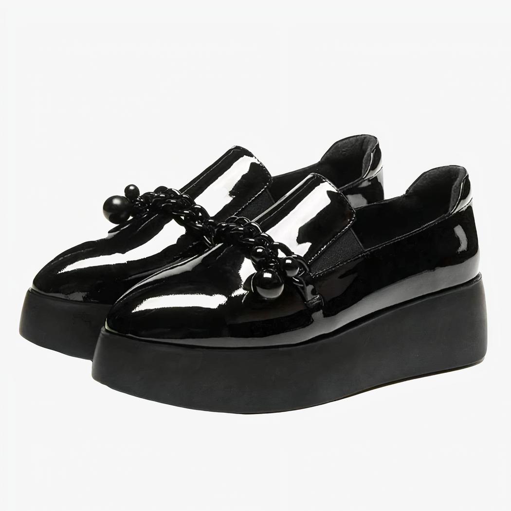 Mocassins noir brillant pour femme avec petits glands et large semelle